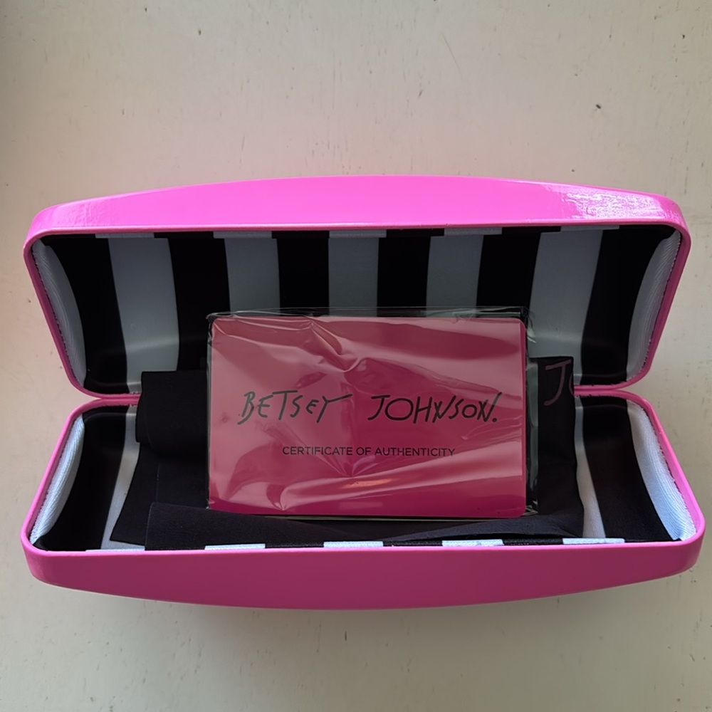 Betsey Johnson sunglasses - Picture 5 of 5
